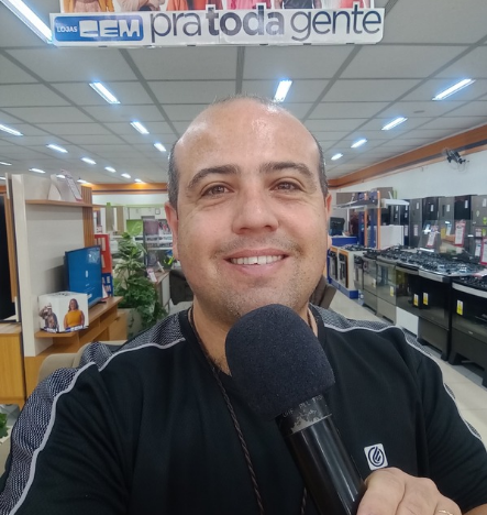 Locutor Ney Andrade na Loja CEM.png